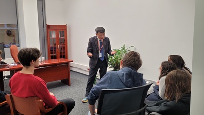 prof. Kang udzielający konsultacji