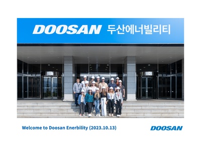 zdjęcie grupowe podczas zwiedzania Doosan